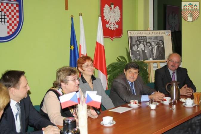 : Od lewej: konsul Jarosław Krykwiński, Petruška Šustrová, dyrektor Pavla Foglová, przewodniczący Marian Szczerbak, burmistrz Klemens Podlejski. 